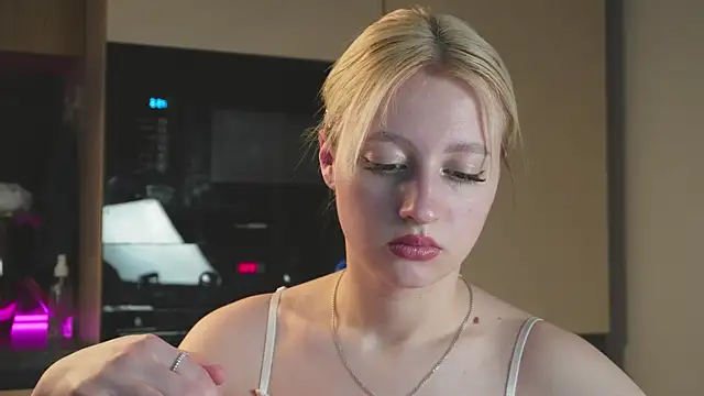 Snapshot of milasmiu chatting on March 15, 5:04 pm milasmiu online show from March 15, 5:04 pm