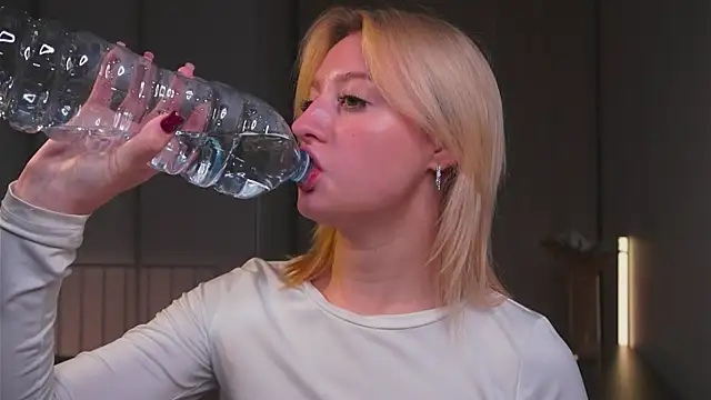 Snapshot of milasmiu chatting on September 10, 3:01 pm milasmiu online show from September 10, 3:01 pm