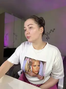 Snapshot of Kiss_My_Body chatting on February 20, 6:46 pm Kiss My Body online show from February 20, 6:46 pm