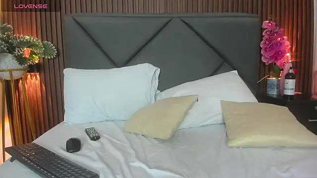 emmily taylor  online show from March 8, 10:02 pm