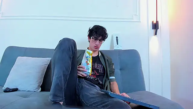 Snapshot of Cum_hunters chatting on February 6, 3:22 am Cum hunters online show from February 6, 3:22 am