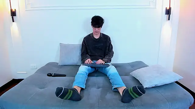 Snapshot of Cum_hunters chatting on February 14, 3:14 am Cum hunters online show from February 14, 3:14 am