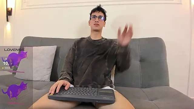 Snapshot of Cum_hunters chatting on March 3, 3:23 am Cum hunters online show from March 3, 3:23 am