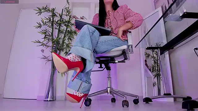 hannah howeell   online show from December 22, 10:01 am