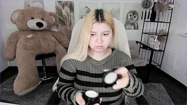 DiaAngell online show from January 13, 7:30 pm