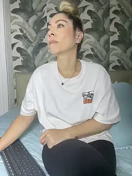 viktoria davis  online show from April 6, 12:41 am