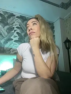 viktoria davis  online show from April 15, 11:05 pm