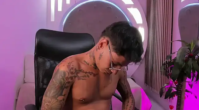 Snapshot of tattokoi chatting on March 13, 11:59 pm tattokoi online show from March 13, 11:59 pm