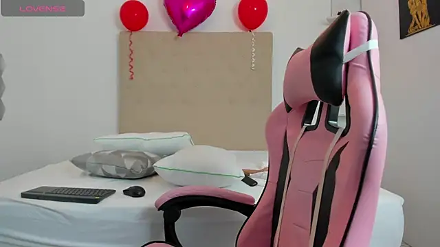 Michelle Jaramillo online show from February 14, 7:33 pm