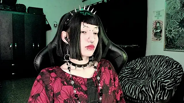 Snapshot of roxy_toxic chatting on February 5, 12:26 am roxy toxic online show from February 5, 12:26 am