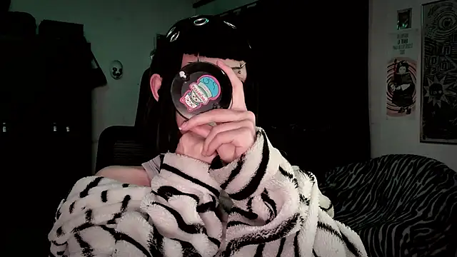 Snapshot of roxy_toxic chatting on February 12, 12:49 am roxy toxic online show from February 12, 12:49 am