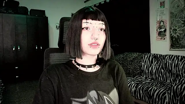 Snapshot of roxy_toxic chatting on February 24, 12:52 am roxy toxic online show from February 24, 12:52 am