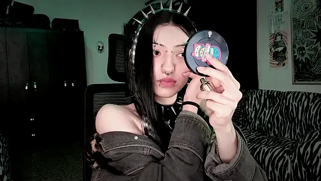 Snapshot of roxy_toxic chatting on February 25, 12:42 am roxy toxic online show from February 25, 12:42 am