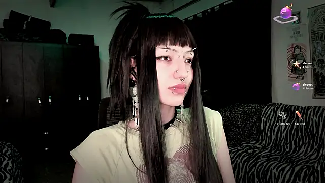 Snapshot of roxy_toxic chatting on February 26, 12:20 am roxy toxic online show from February 26, 12:20 am