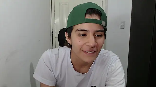 Snapshot of Dha_lia0 chatting on January 24, 12:20 am Dha lia0 online show from January 24, 12:20 am