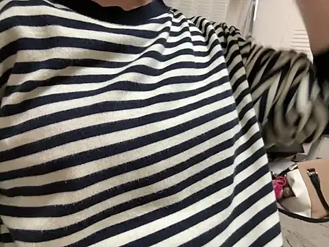 Snapshot of riri_riri_jp chatting on March 24, 1:27 pm riri riri jp online show from March 24, 1:27 pm