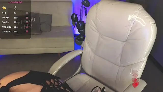 Nicole Foxx  online show from March 3, 7:20 pm