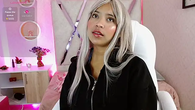 Sophia waalker  1 online show from January 27, 11:00 am