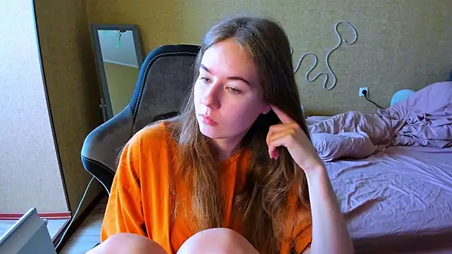 Snapshot of EmilyPaw chatting on April 16, 10:49 am EmilyPaw online show from April 16, 10:49 am