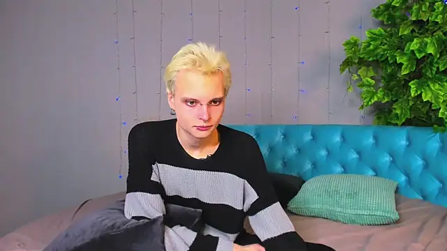 Snapshot of DemianEnglen chatting on February 2, 11:42 pm DemianEnglen online show from February 2, 11:42 pm