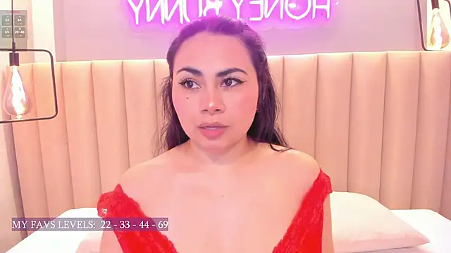 Naomymonroe  online show from October 17, 9:50 pm