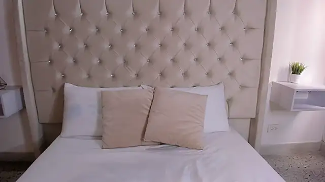 Snapshot of bella_bloomg chatting on March 12, 8:20 pm bella bloomg online show from March 12, 8:20 pm