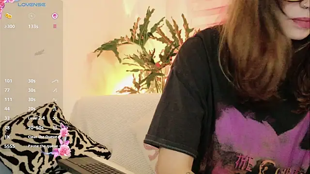 Snapshot of GerberaBlooms77 chatting on March 22, 12:47 am GerberaBlooms77 online show from March 22, 12:47 am