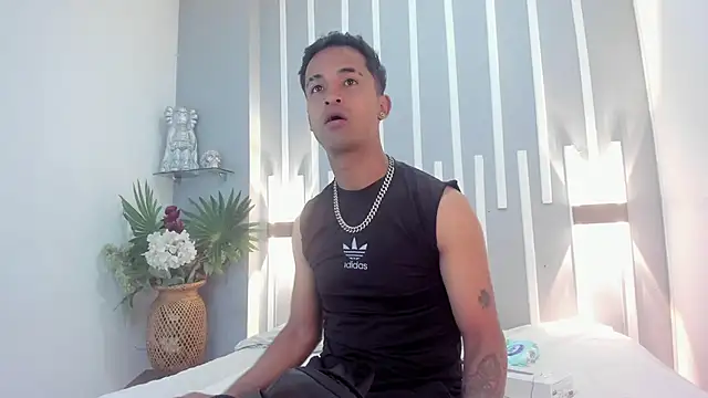 Snapshot of Nikki_and_Mayk chatting on February 18, 2:40 am Nikki and Mayk online show from February 18, 2:40 am