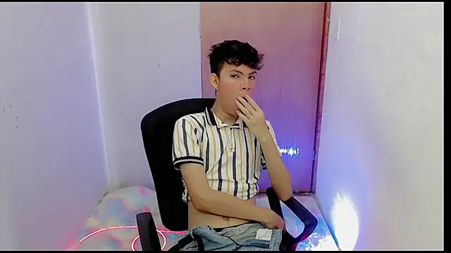 Snapshot of Alexxx_lov chatting on February 3, 12:47 pm Alexxx lov online show from February 3, 12:47 pm