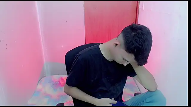 Snapshot of Alexxx_lov chatting on February 4, 12:33 pm Alexxx lov online show from February 4, 12:33 pm