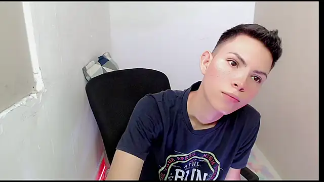 Snapshot of Alexxx_lov chatting on March 20, 12:43 pm Alexxx lov online show from March 20, 12:43 pm