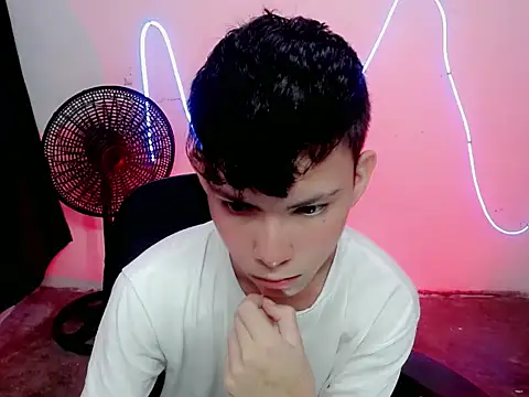 Snapshot of Alexxx_lov chatting on December 19, 1:07 pm Alexxx lov online show from December 19, 1:07 pm