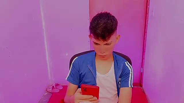 Snapshot of Alexxx_lov chatting on February 12, 12:33 pm Alexxx lov online show from February 12, 12:33 pm