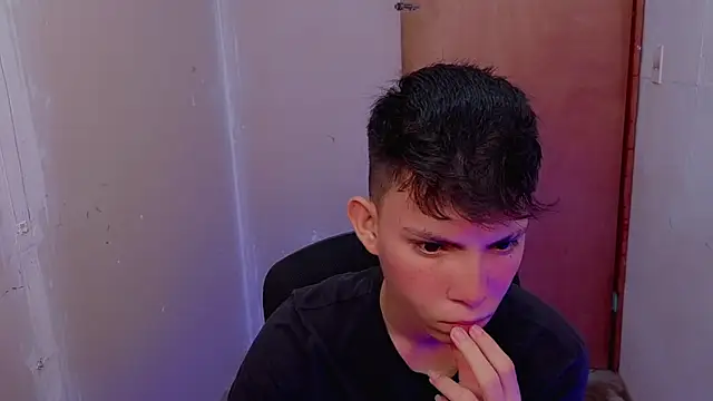 Snapshot of Alexxx_lov chatting on February 18, 12:23 pm Alexxx lov online show from February 18, 12:23 pm