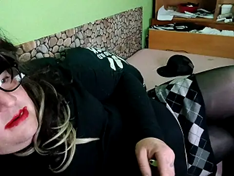 Snapshot of Adrianka chatting on April 21, 1:29 am Adrianka online show from April 21, 1:29 am