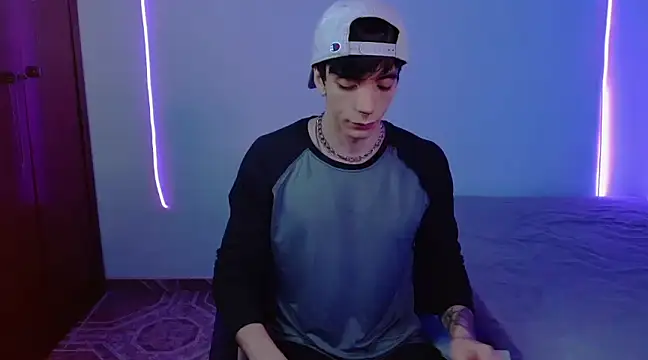 H3ll B0I online show from February 17, 11:31 pm