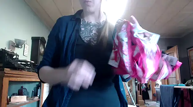 Astrid-Gilbert online show from February 19, 1:28 pm