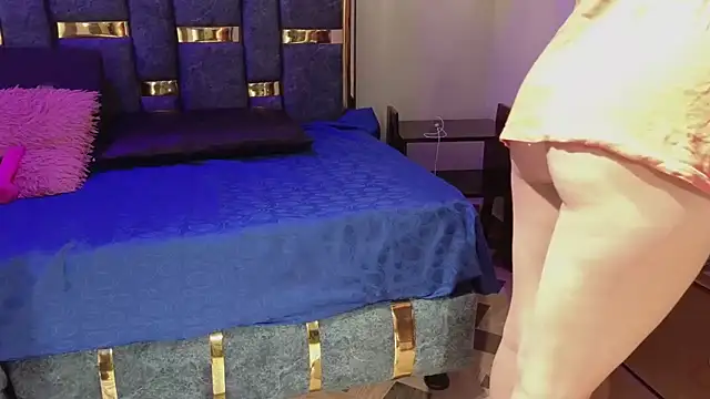 Snapshot of emily_fox_3 chatting on March 14, 12:18 pm emily fox 3 online show from March 14, 12:18 pm