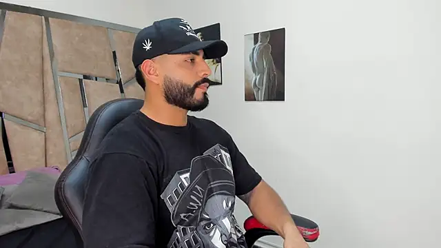 Snapshot of LeandroRusso chatting on February 26, 8:44 pm LeandroRusso online show from February 26, 8:44 pm