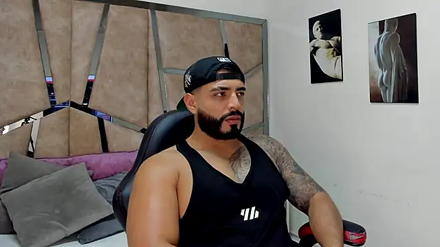 Snapshot of LeandroRusso chatting on March 7, 7:49 pm LeandroRusso online show from March 7, 7:49 pm