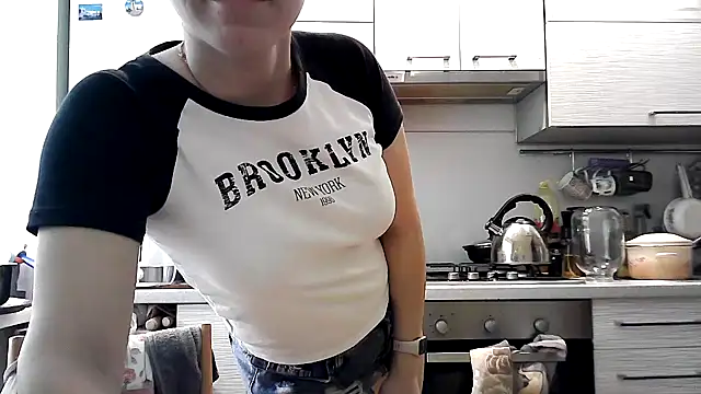 Snapshot of Misssweet_s chatting on February 5, 6:35 am Misssweet s online show from February 5, 6:35 am