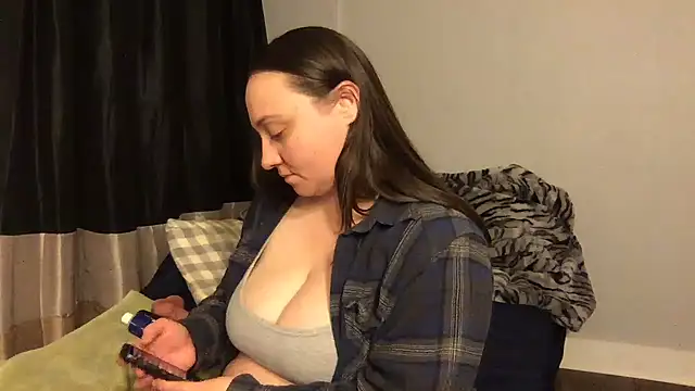 Snapshot of JuicyLuciee chatting on February 1, 2:37 am JuicyLuciee online show from February 1, 2:37 am