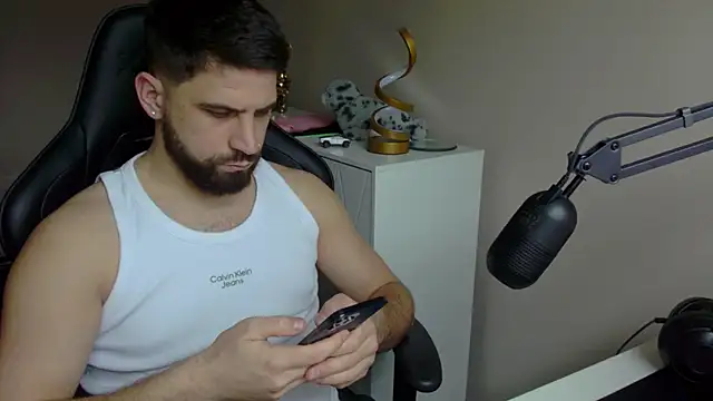 Snapshot of lucas_kazimm chatting on February 10, 2:05 pm lucas kazimm online show from February 10, 2:05 pm