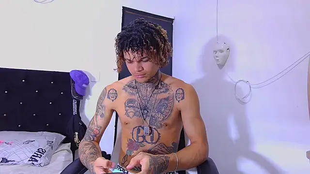 Snapshot of hot_man05 chatting on November 12, 8:30 pm hot man05 online show from November 12, 8:30 pm