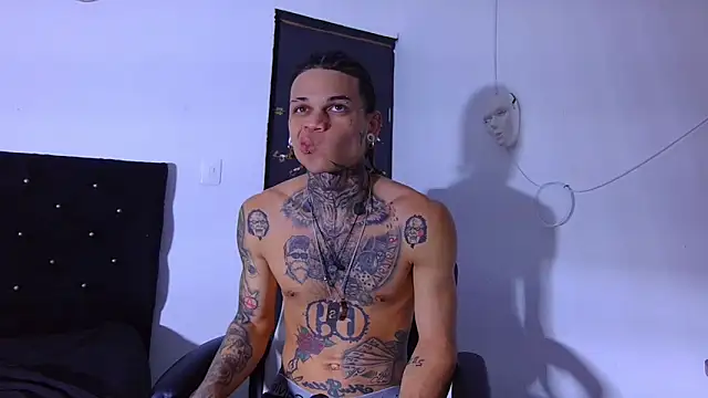 Snapshot of hot_man05 chatting on December 20, 12:40 am hot man05 online show from December 20, 12:40 am