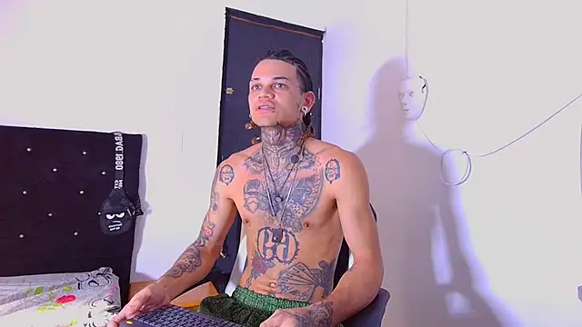 Snapshot of hot_man05 chatting on January 5, 7:28 pm hot man05 online show from January 5, 7:28 pm