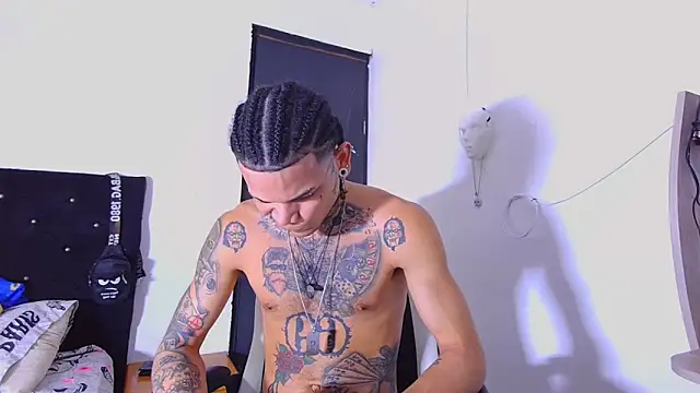 Snapshot of hot_man05 chatting on January 6, 9:18 pm hot man05 online show from January 6, 9:18 pm