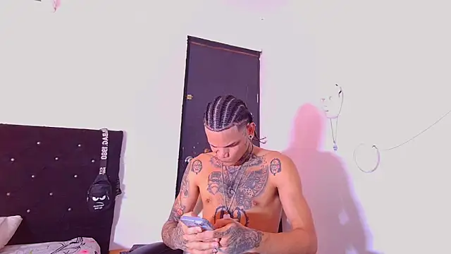 Snapshot of hot_man05 chatting on January 7, 5:04 pm hot man05 online show from January 7, 5:04 pm