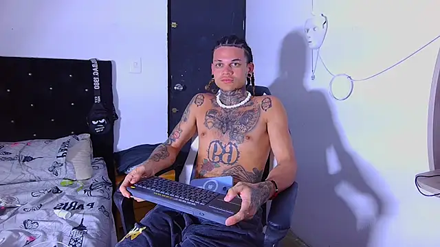 Snapshot of hot_man05 chatting on January 14, 4:07 am hot man05 online show from January 14, 4:07 am