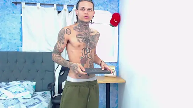 Snapshot of hot_man05 chatting on February 7, 1:31 am hot man05 online show from February 7, 1:31 am